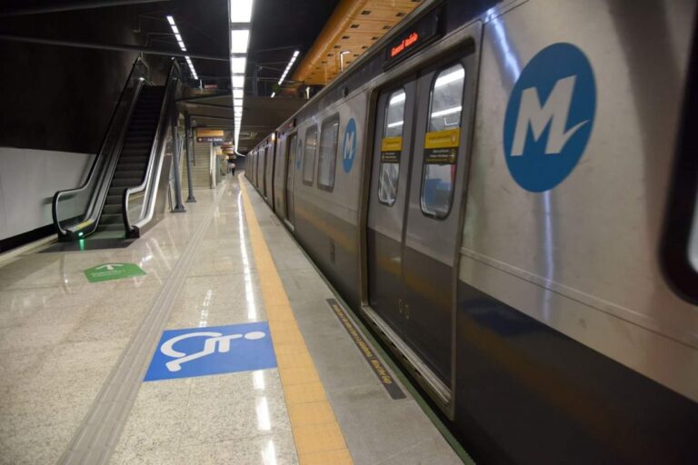 Vai passar o Réveillon Rio2018 em Copacabana? Os cartões especiais do MetrôRio já estão à venda
