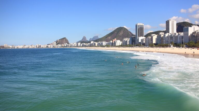 Conheça Copacabana, um dos bairros mais animados do Rio