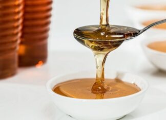 Benefícios de substituir o açúcar refinado por mel em suas receitas