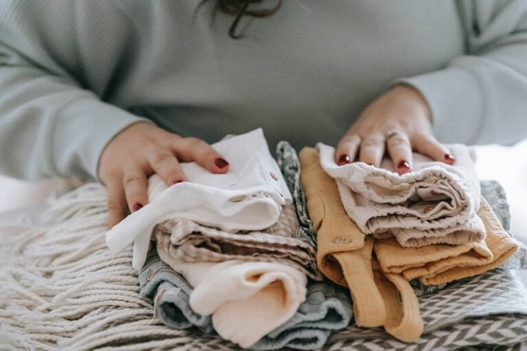 Entenda como lavar corretamente as roupas dos bebês