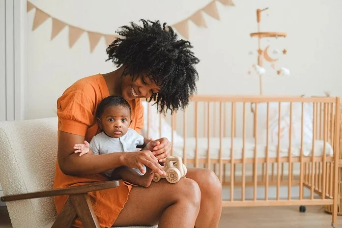 Entenda por que mudamos de voz ao falar com bebÃªs