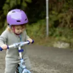 Entenda como introduzir o esporte na vida das crianças Incentivar a criança a praticar esportes desde cedo traz inúmeros benefícios para a saúde dela (1)